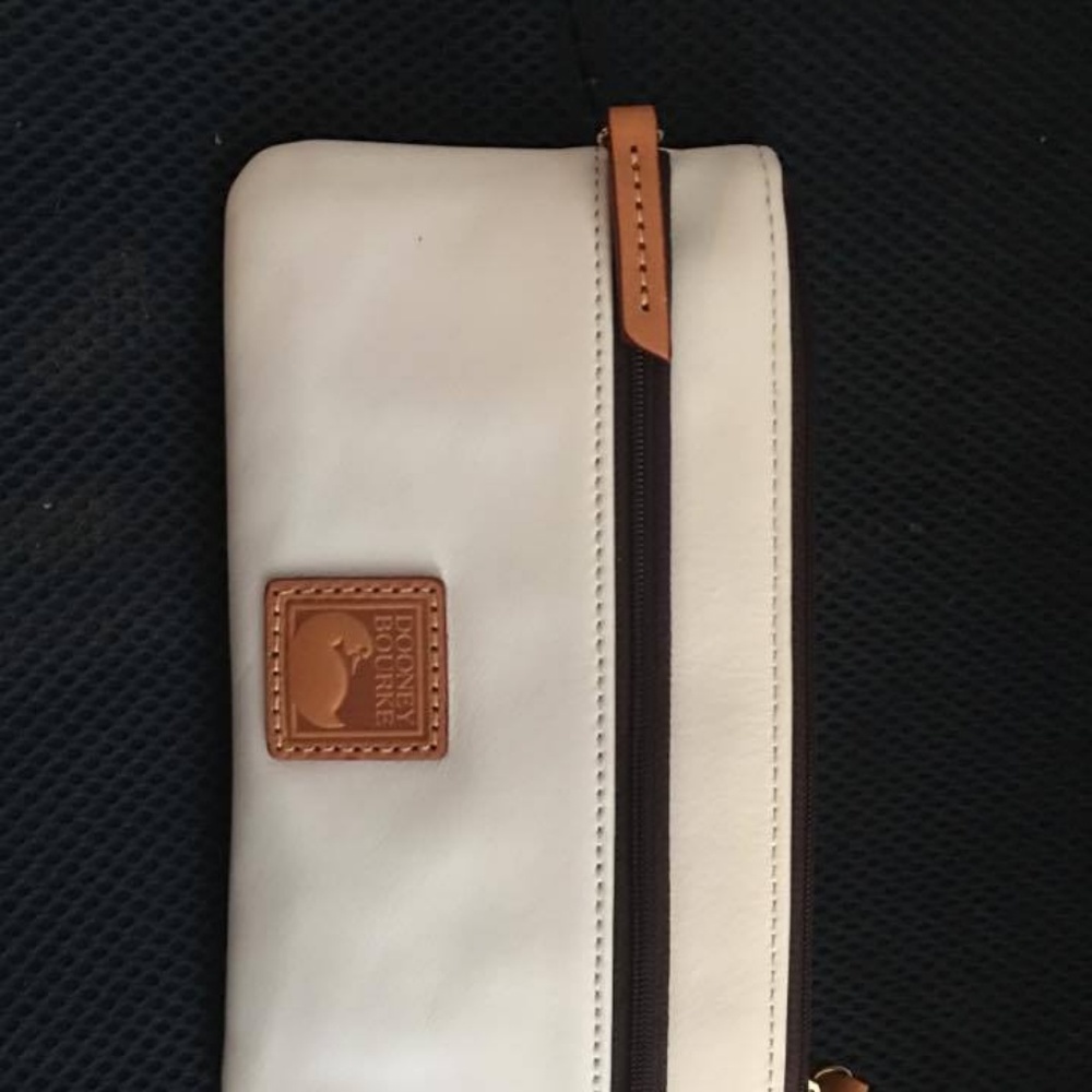 Authentic Brand New Dooney & Bourke Shoulder Bag - Picture 2 of 5